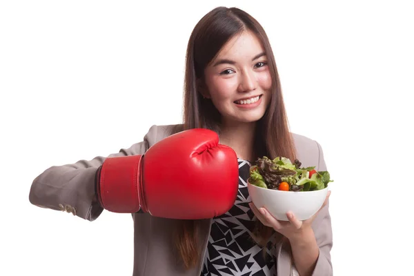Junge Asiatin mit Boxhandschuhen und Salat. — Stockfoto