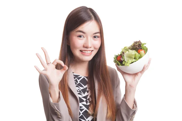 Sano asiatico donna spettacolo OK con insalata . — Foto Stock