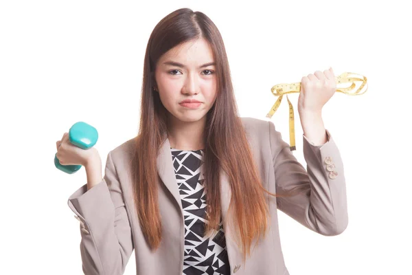 Aziatische vrouw met halters en meetlint uitgeput. — Stockfoto