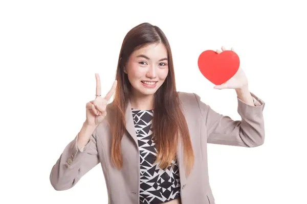 Aziatische zakenvrouw Toon overwinning teken met rood hart. — Stockfoto