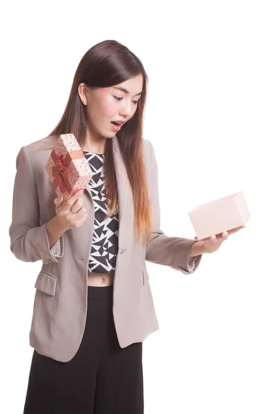 Joven mujer asiática abrir una caja de regalo . —  Fotos de Stock