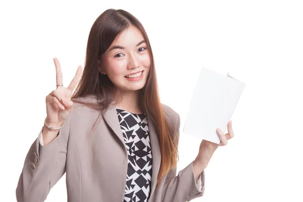 Giovane donna asiatica mostra segno vincitore con un libro . — Foto Stock