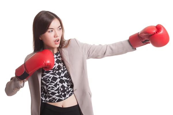 Ung asiatisk kvinde med røde boksehandsker. - Stock-foto