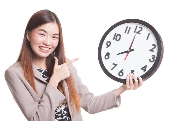 Joven asiática mujer punto a un reloj . — Foto de Stock