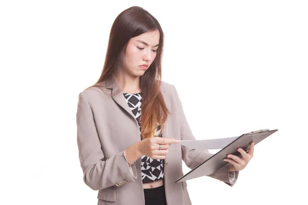 Joven mujer de negocios asiática leer papel en portapapeles . — Foto de Stock