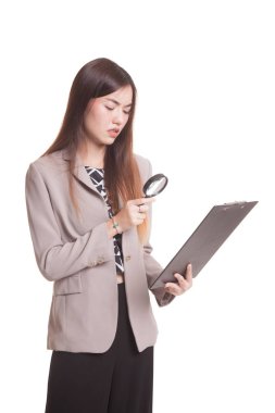 Büyüteç camı onay raporu ile genç Asyalı kadın.