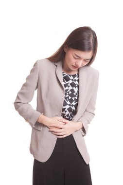 Genç Asyalı kadın mide ağrısı var.