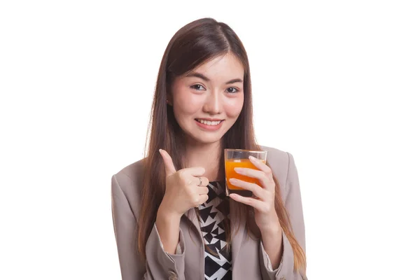 Jovem mulher asiática polegares até beber suco de laranja . — Fotografia de Stock