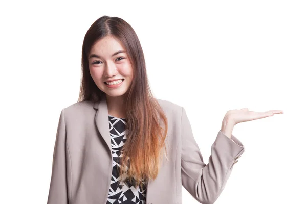 Schöne junge asiatische Frau zeigen Palme Hand. — Stockfoto