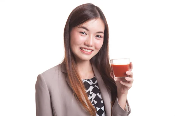 Junge Asiatin trinkt Tomatensaft. — Stockfoto