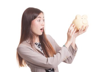 Bir domuz para banka ile genç Asyalı kadın.