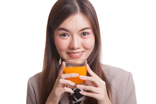 Ung asiatisk kvinna drink apelsin juice. — Stockfoto