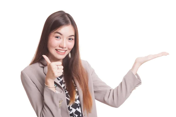 Schöne junge asiatische Frau zeigen Handfläche Hand und Daumen nach oben. — Stockfoto