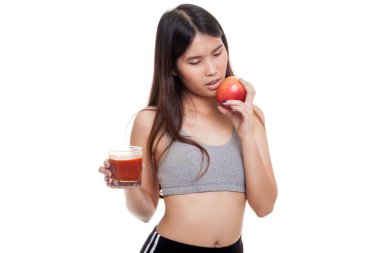 Domates suyu ve elma ile sağlıklı güzel Asyalı kız.