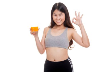 Güzel Asyalı sağlıklı kız portakal suyu içme göster Ok işareti