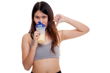 Güzel Asyalı sağlıklı kız başparmak aşağı peynir altı suyu proteini nefret ediyorum..