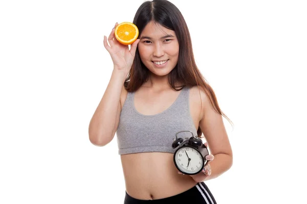 Όμορφο κορίτσι της Ασίας υγιή με πορτοκάλι και ρολόι. — Φωτογραφία Αρχείου