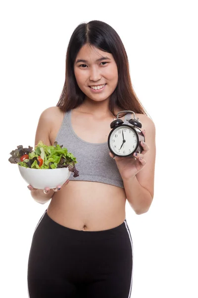 Mooie Aziatische gezond meisje met klok en salade. — Stockfoto