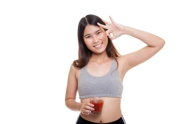 Hermosa chica asiática sana muestran OK con jugo de tomate . — Foto de Stock