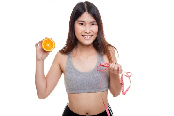 Asiática saludable chica a dieta con naranja fruta y cinta métrica . — Foto de Stock