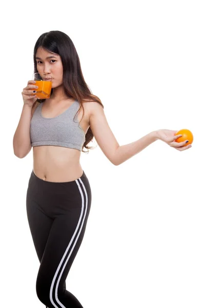 Vackra asiatiska friska flicka med apelsinjuice och orange frukt. — Stockfoto