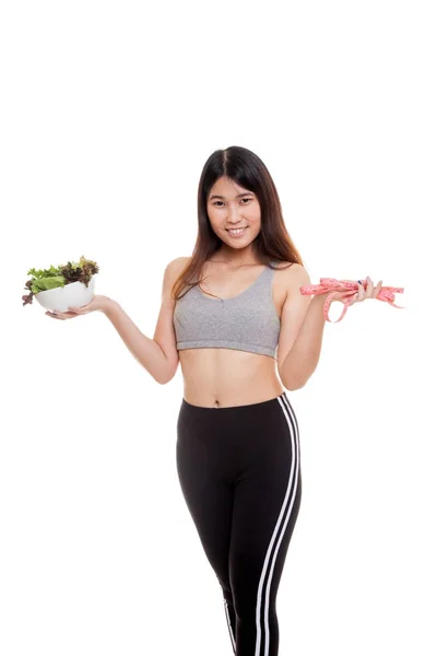 Bella ragazza asiatica sana con nastro di misurazione e insalata . — Foto Stock