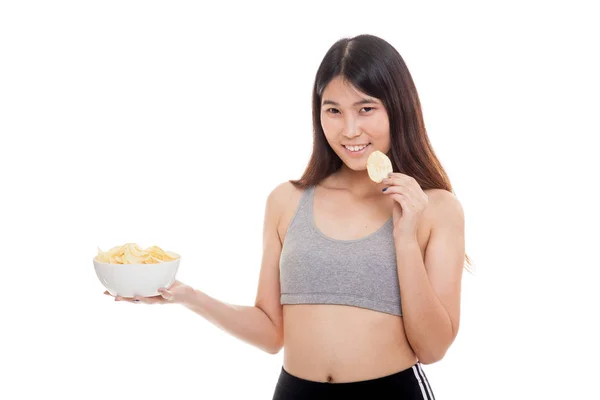 Menina saudável asiática bonita comer batatas fritas . — Fotografia de Stock