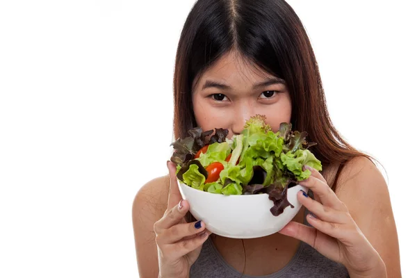 Krásná Asiatka zdravý salát. — Stock fotografie