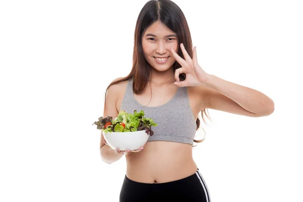 Schön asiatische gesunde Mädchen zeigen ok mit Salat. — Stockfoto
