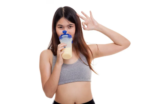 Piękny Asian dziewczyna zdrowy Pokaż Ok napój białka serwatkowego. — Zdjęcie stockowe