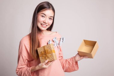 Genç Asyalı kadın açık bir altın hediye kutusu.