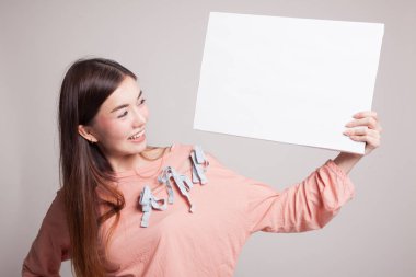 Beyaz boş işareti ile genç Asyalı kadın.