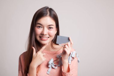 Bir boş kartı noktasına genç Asyalı kadın.