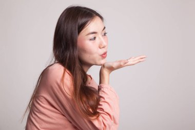 Güzel genç Asyalı kadın bir öpücük darbe.