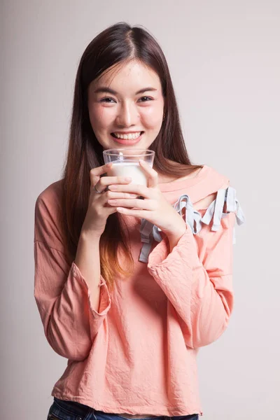 Gesunde asiatische Frau trinkt ein Glas Milch. — Stockfoto