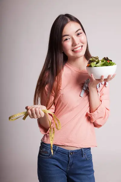 Mujer asiática saludable con cinta métrica y ensalada . — Foto de Stock