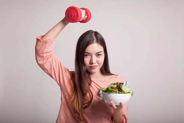 Gesunde Asiatin mit Hanteln und Salat. — Stockfoto