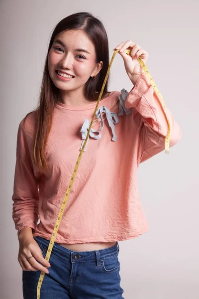 Jeune femme asiatique avec ruban à mesurer . — Photo