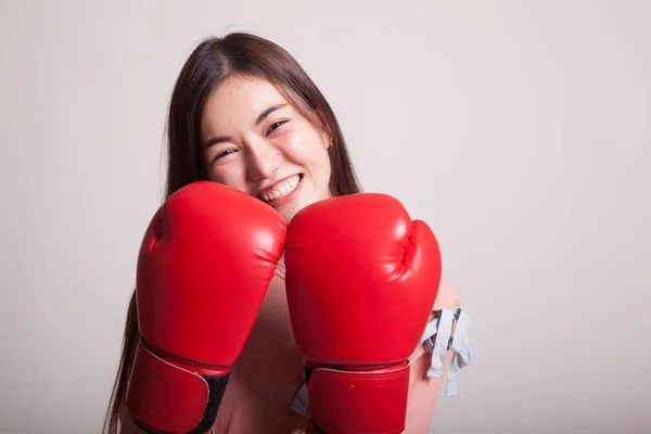 Joven mujer asiática con guantes de boxeo rojos . —  Fotos de Stock