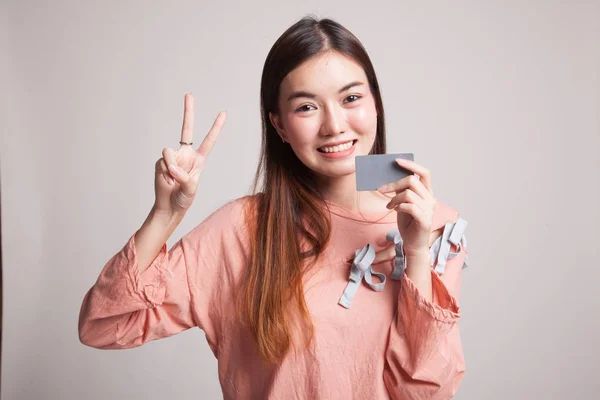 Jonge Aziatische vrouw show overwinning met een lege kaart. — Stockfoto