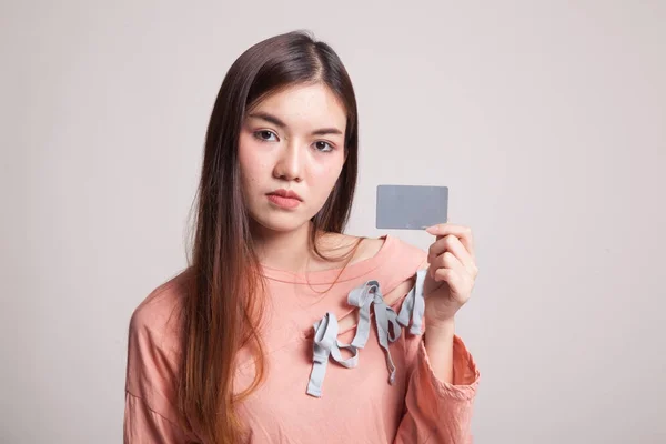 Jonge Aziatische vrouw met een lege kaart. — Stockfoto