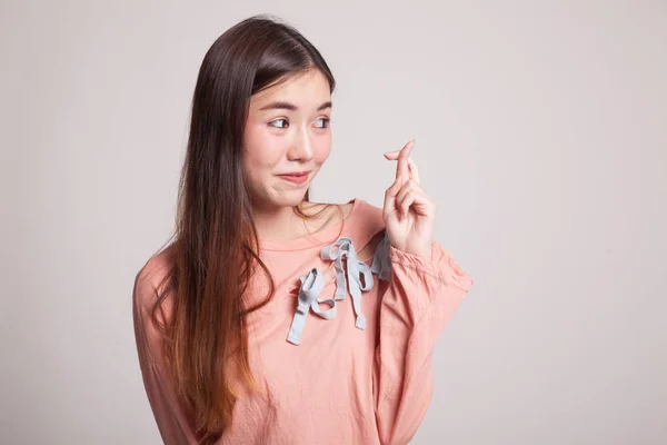 Mooie jonge Aziatische vrouw cross vinger. — Stockfoto