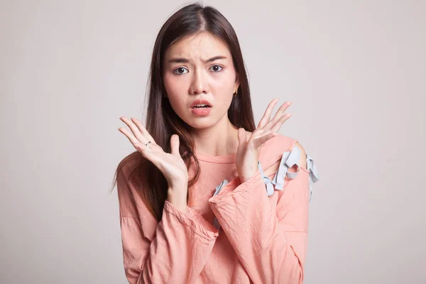 Geschokt jonge Aziatische vrouw. — Stockfoto