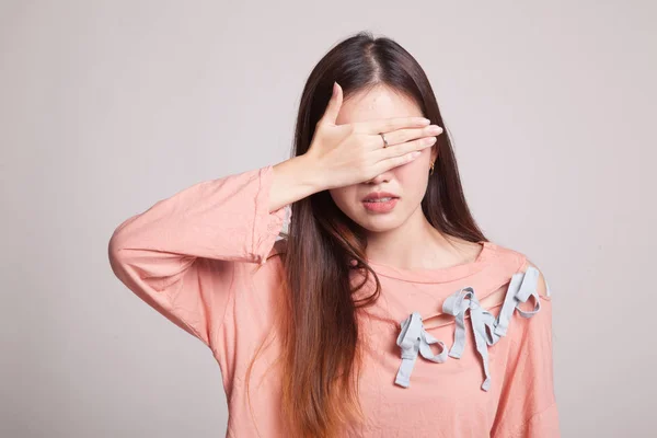 젊은 아시아 여자는 손으로 그녀의 눈을 감으십시오. — 스톡 사진