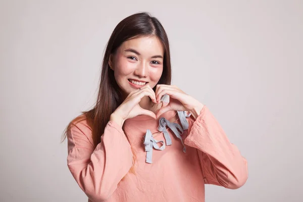 Jonge Aziatische vrouw hart hand ziekteverschijnsel vertonen. — Stockfoto