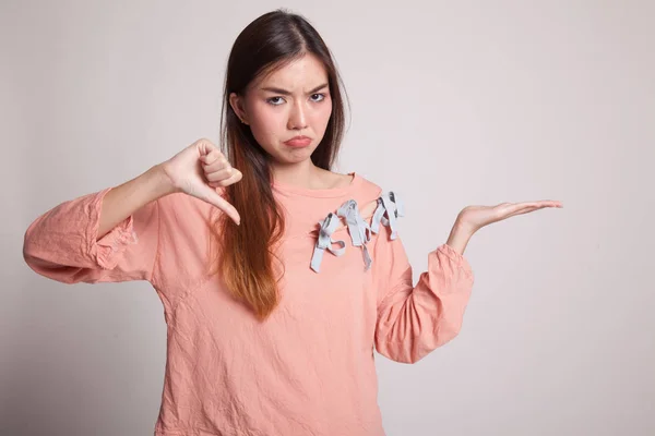 Joven asiática mostrar la palma de la mano y los pulgares abajo . —  Fotos de Stock