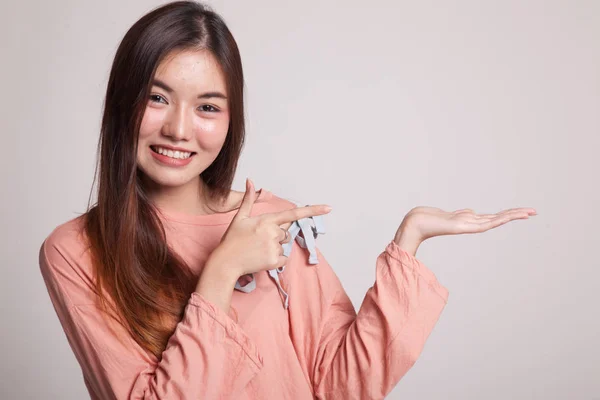 Bella giovane donna asiatica punta a mano di palma . — Foto Stock