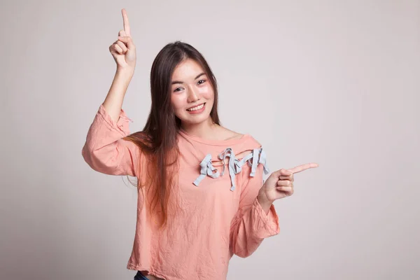 Junge asiatische Frau Punkt mit zwei Händen. — Stockfoto