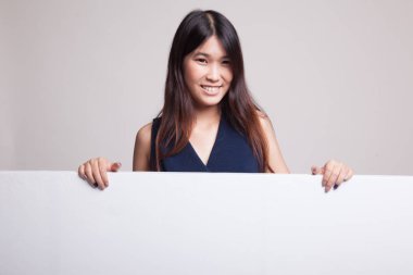 Boş işareti ile genç Asyalı kadın.