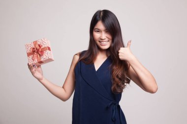 Asyalı kadın Yaşasın bir hediye kutusu ile.